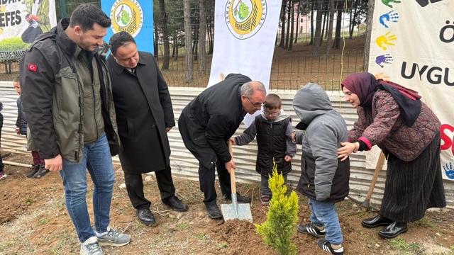 Minik eller fidanları toprakla buluşturdu