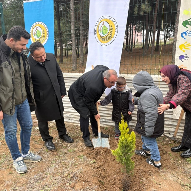Minik eller fidanları toprakla buluşturdu