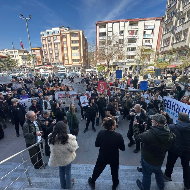 Edremit'te hayvanseverler sokak köpeklerinin ölümünü protesto etti