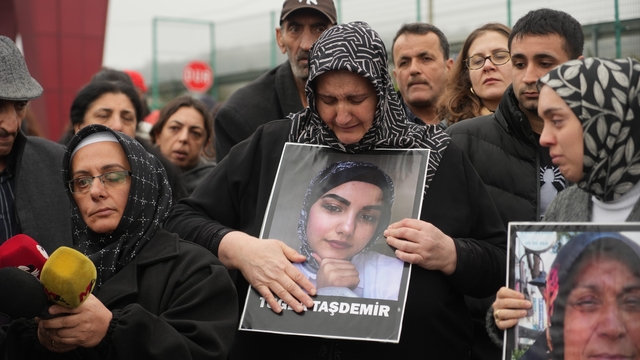 Dilovası'ndaki yangın davasında annenin sözleriyle salon buz kesti
Yangında hayatını kaybeden Nisanur Taşdemir'in annesi Altun Taşdemir:
"Kızımın kefeni olmadı hakim bey"
Tuncay Yıldız'ın oğlu Ali Yıldız:
"Denetim Ali Osman A.'nın Çorlu'daki fabrikasından geçiyordu, Dilovası'nda ise üretim yapılıyordu"