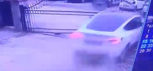 Otomobilin sitenin demir kapısını kırdığı kaza anı kamerada