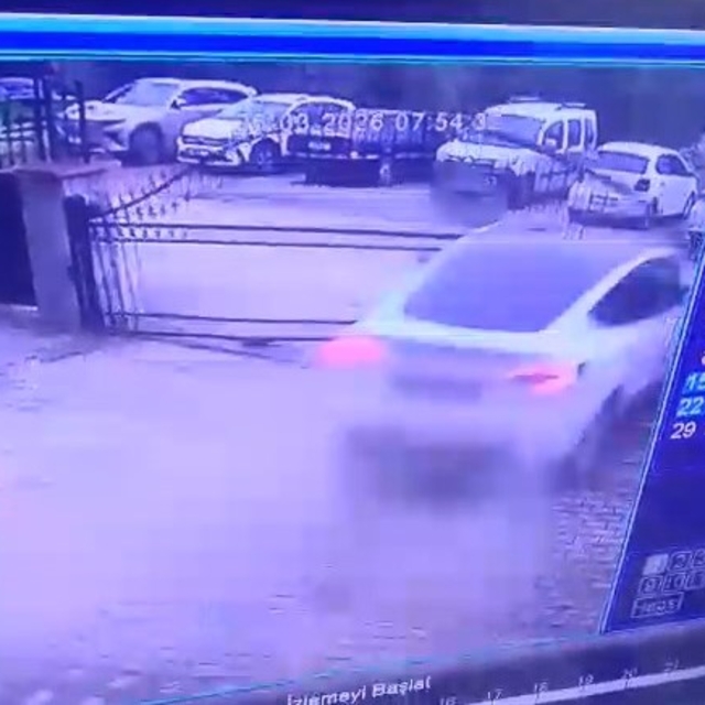 Otomobilin sitenin demir kapısını kırdığı kaza anı kamerada