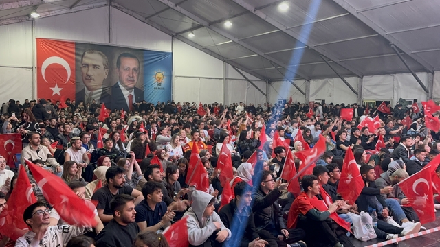 Eskişehir'de Türkiye-Romanya maçı parka kurulan dev ekrandan izlendi