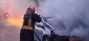 Muğla'da park halindeki otomobil yanarak kullanılamaz hale geldi