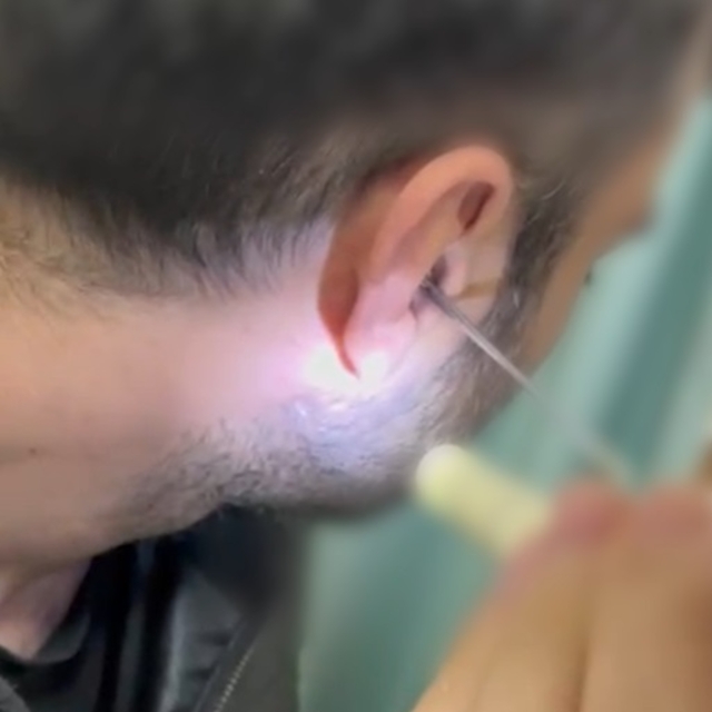 Kulağına gizlediği uyuşturucuyla yakalandı