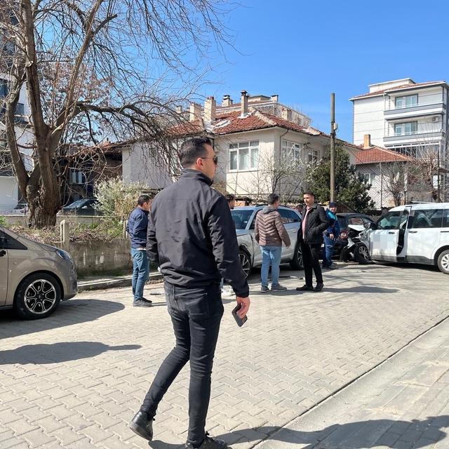 Lüleburgaz'da ticari araç park halindeki otomobillere çarptı