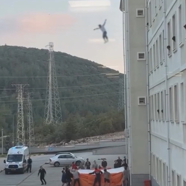 Muğla'da korku dolu anlar: Yurdun camına çıkan genç hava yastığına atladı