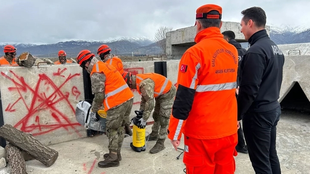 Erzincan'da "Enkazdan yaralı tahliye ve çadır kurma yarışması" düzenleniyor