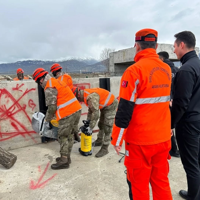 Erzincan'da "Enkazdan yaralı tahliye ve çadır kurma yarışması" düzenleniyor