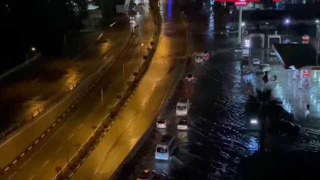 Hatay'da sağanak; cadde ve sokaklar göle döndü