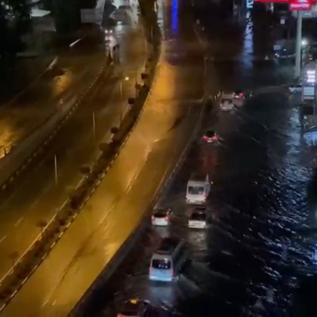 Hatay'da sağanak; cadde ve sokaklar göle döndü