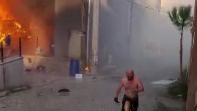 Dilovası'ndaki yangın davasında çevre sakinleri tanık olarak dinlendi
Faciadan önce işçiden dikkat çeken söz: "İçimde kötü bir his var"
Tanık Hürol Eroğlu, "Tuncay, yaralıyken karıştırıcıda kıvılcım çıktı dedi"
Facianın acı detayı: "Eşyalarını almaya gittiler, çıkamadılar"
Avukattan yalancı şahitlik iddiası: "Hesap hareketleri incelensin"