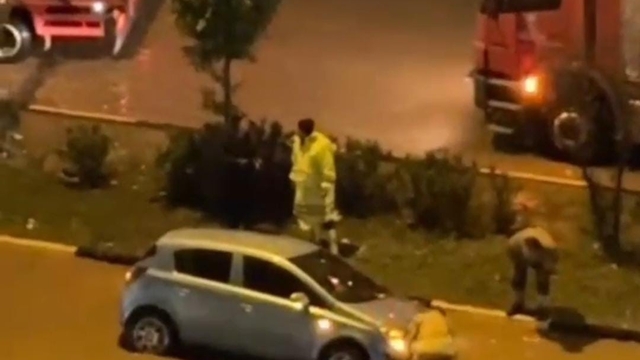 Hatay'da aşırı yağışların etkisiyle, göle dönen yollarda araçlar mahsur kaldı