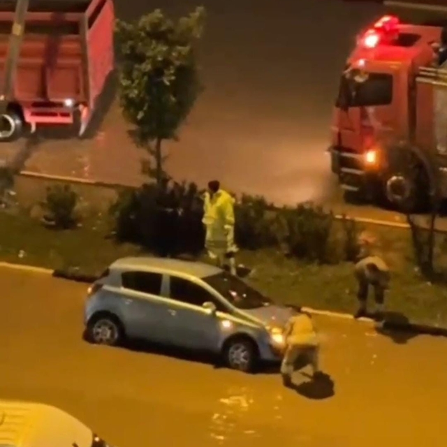Hatay'da aşırı yağışların etkisiyle, göle dönen yollarda araçlar mahsur kal...