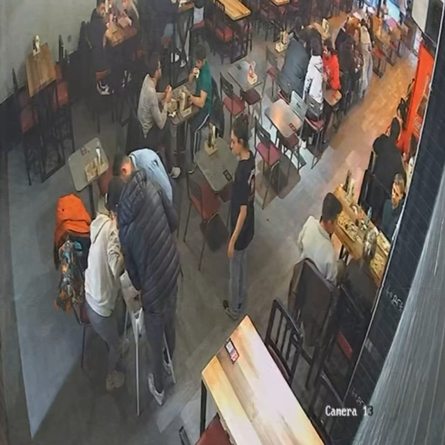 Bebeği Heimlich manevrası ile kurtardı