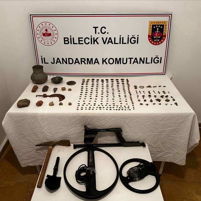 Bilecik'te tarihi eser kaçakçılığı operasyonu: 349 parça tarihi eser bulund...