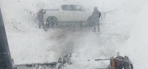 Hakkari'de 3 bin rakımlı zirvede mahsur kalanlar kurtarıldı