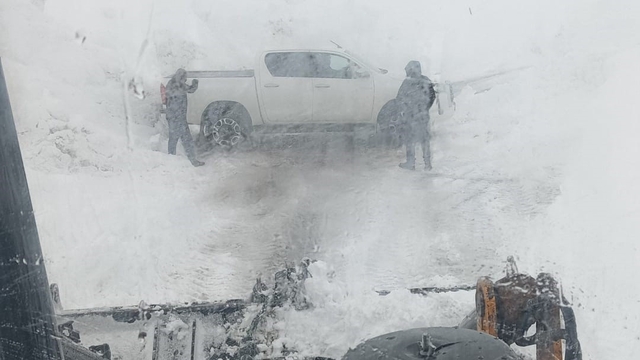 Hakkari'de 3 bin rakımlı zirvede mahsur kalanlar kurtarıldı