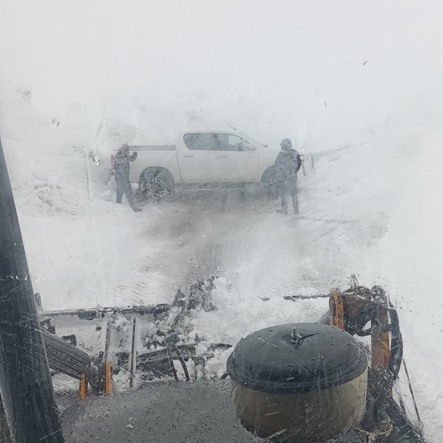 Hakkari'de 3 bin rakımlı zirvede mahsur kalanlar kurtarıldı