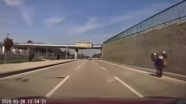 Bursa'da tehlikeli motosiklet şovu kameraya yansıdı
