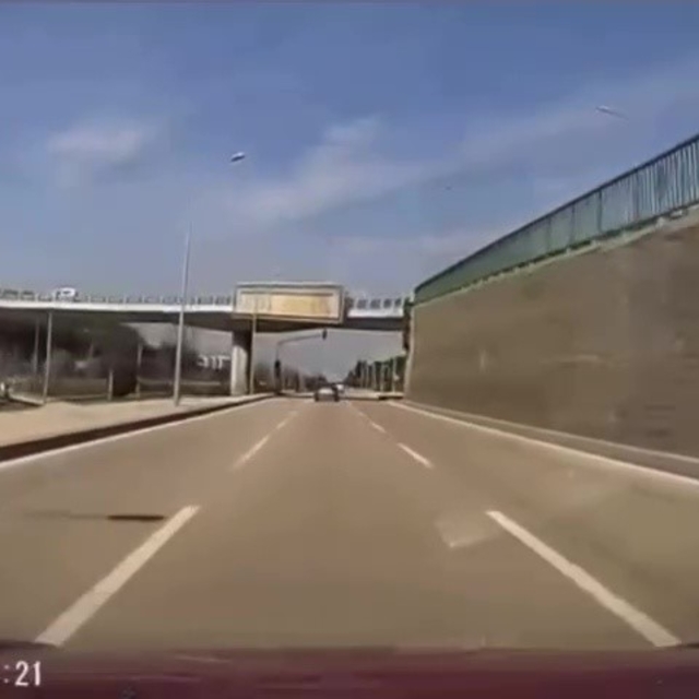 Bursa'da tehlikeli motosiklet şovu kameraya yansıdı