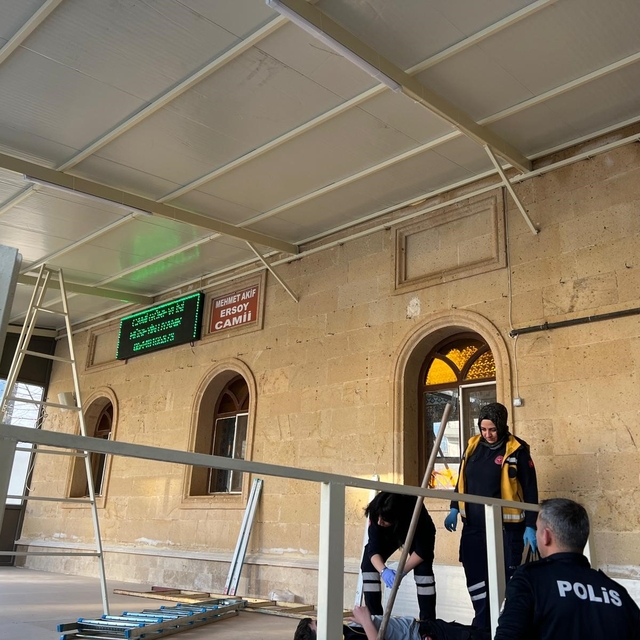 Burdur'da merdivenden düşen usta ve çırağı yaralandı