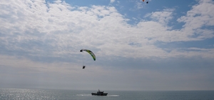 Denizden sahil güvenlik, havadan paramotorlar destek verdi, öğrenciler suyun önemine dikkat çekti