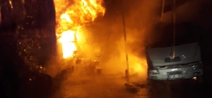 Ağır vasıta servisinde yangın çıktı: 2 çekici, 1 kamyon zarar gördü