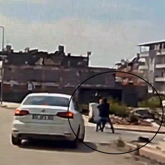 Kaldırımda yürüyen kadının boynundaki kolyeyi çalan hırsızın, ilk suçunda y...