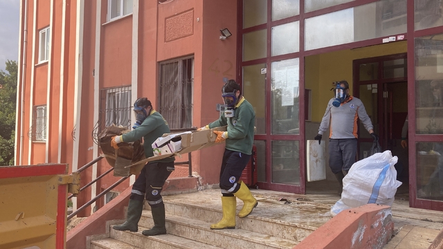 Ekipler gaz maskesiyle girdi iki günde temizledi: Evden 7 kamyonet çöp çıktı