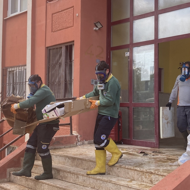 Ekipler gaz maskesiyle girdi iki günde temizledi: Evden 7 kamyonet çöp çıkt...