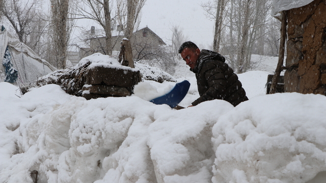 Van'da mart ayının sonunda kar yağışı