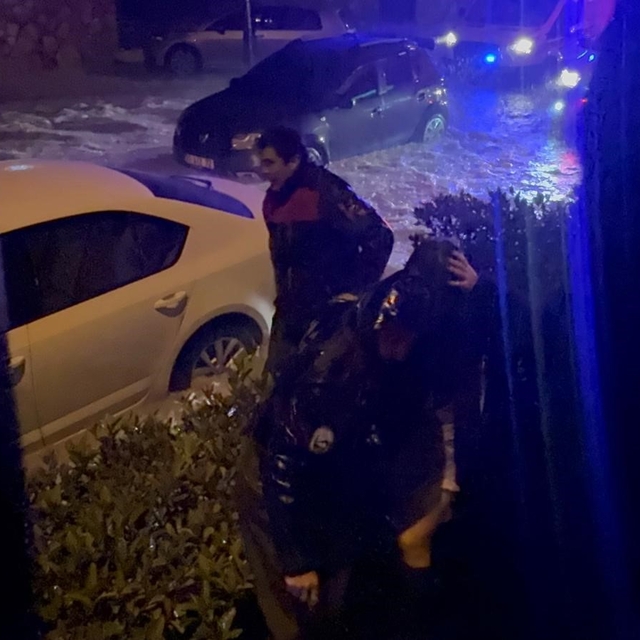 Şiddetli yağış sele döndü, araçlarında mahsur kalan vatandaşları itfaiye ku...