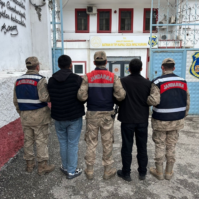 Jandarmadan nokta operasyon: 15 yılı aşkın cezası bulunan 2 firari yakaland...