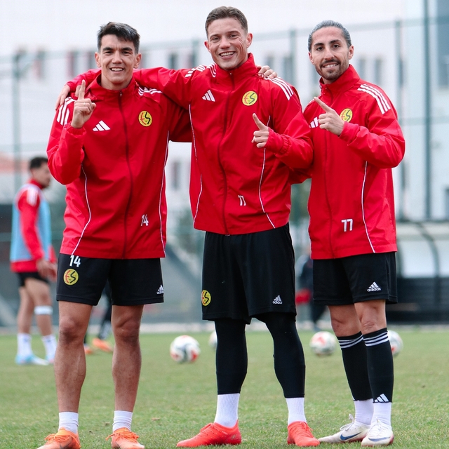 Eskişehirspor'da Karşıyaka mesaisi sürüyor
Siyah-kırmızılı ekip kritik maç...