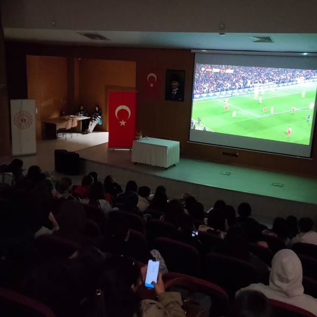 Eskişehirli öğrenciler milli heyecanı omuz omuza yaşadı
Yunus Emre Yurdu'nd...