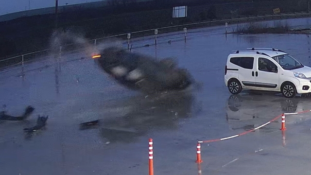 Otomobilin 60 metre boyunca defalarca takla attığı kaza kamerada