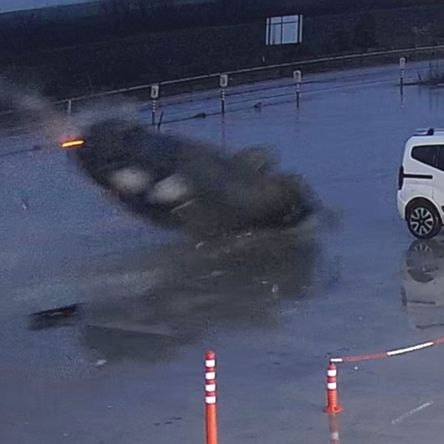 Otomobilin 60 metre boyunca defalarca takla attığı kaza kamerada