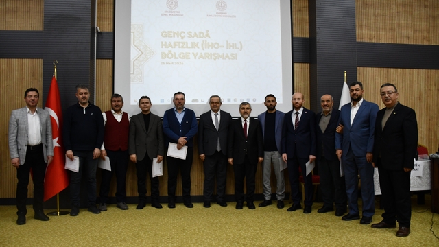 Eskişehir'de genç hafızlar bölge finali için yarıştı
11 farklı şehirden gelen öğrenciler Kur'an-ı Kerim ziyafeti sundu
Dereceye giren hafızlara ödülleri törenle takdim edildi