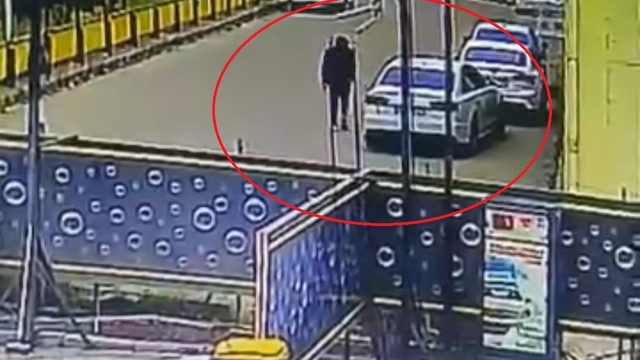 Sürücüsüz araç trafiğe çıktı, kaza böyle geldi
Manevra yaptı, trafiğe çıktı, sürücüsüz otomobil kaza getirdi