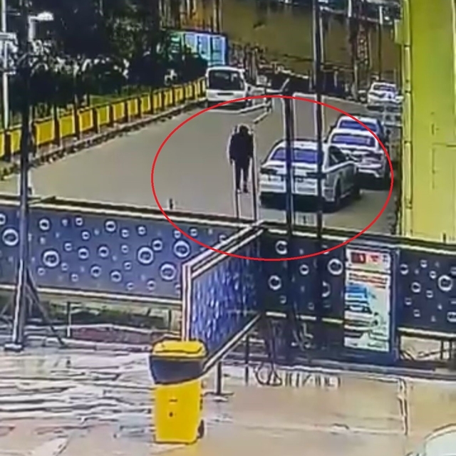 Sürücüsüz araç trafiğe çıktı, kaza böyle geldi
Manevra yaptı, trafiğe çıktı...