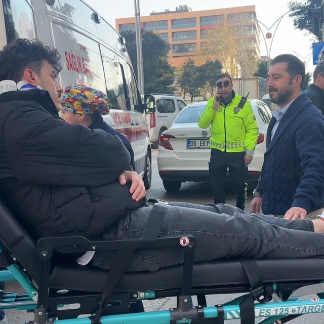 Otomobile çarpmamak isterken düşen motosiklet sürücüsü yaralandı