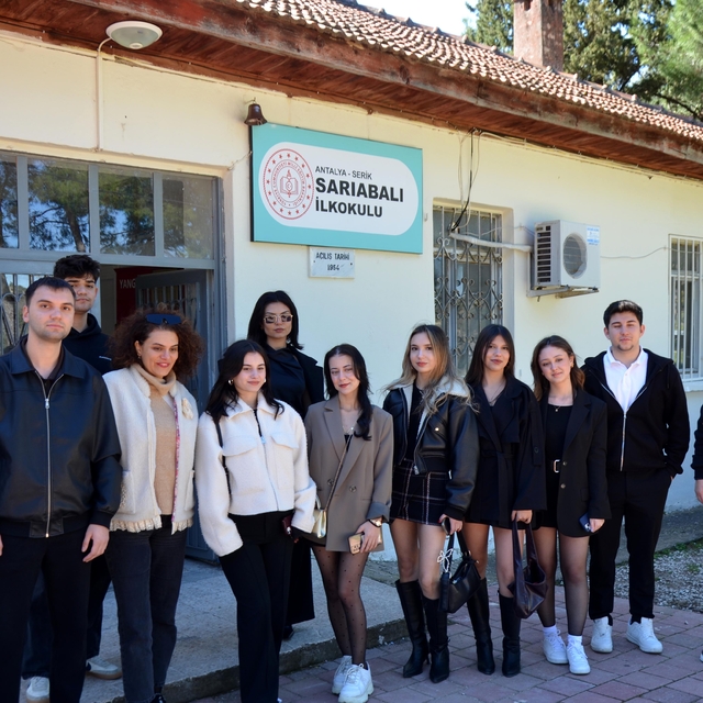 Üniversite öğrencileri ilkokulun kapılarını boyadı, kırık camlarını değişti...