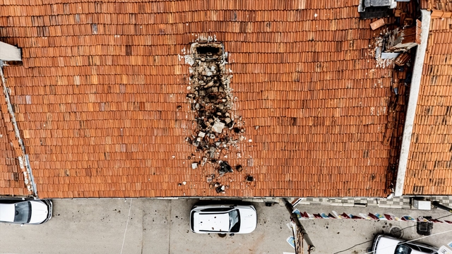 Çürüyen baca otomobilin üzerine yıkıldı
Şans eseri ölen yada yaralanan olmadı