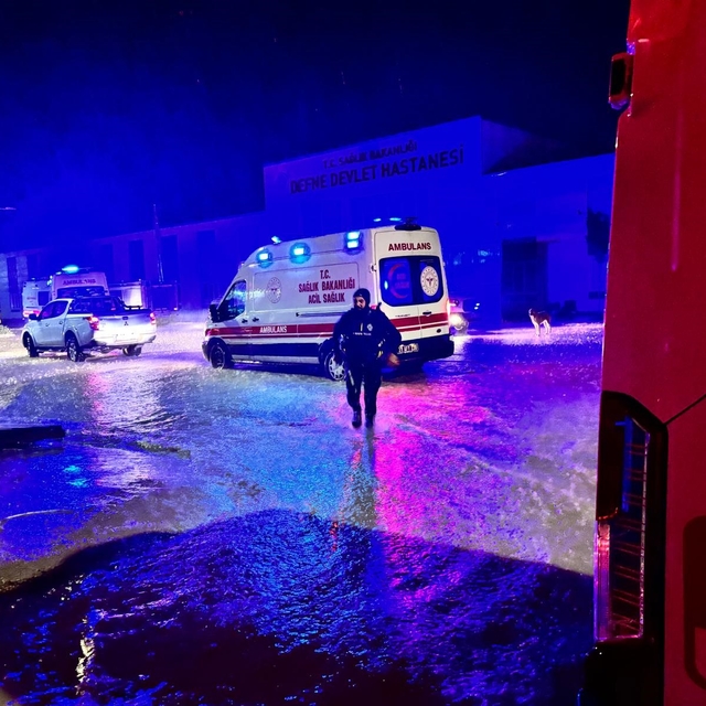 Doğuma giderken göle dönen yolda mahsur kalan kadının yardımına itfaiye yet...