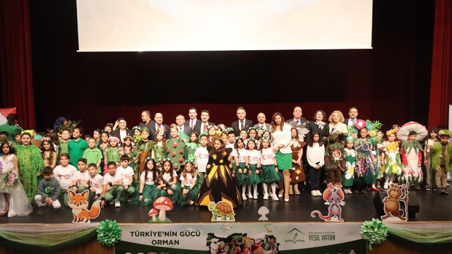 Sivas'ta öğrencilerden Orman Haftası'nda renkli kutlama