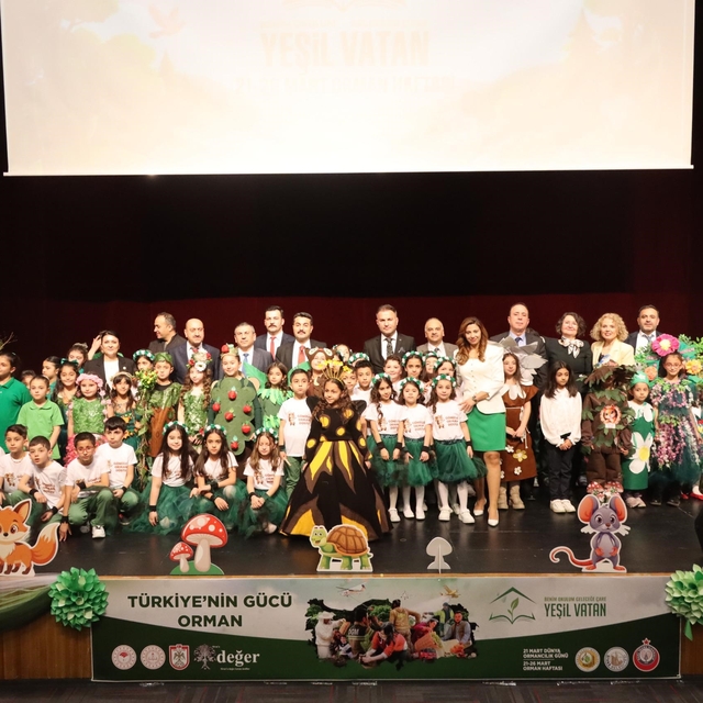 Sivas'ta öğrencilerden Orman Haftası'nda renkli kutlama