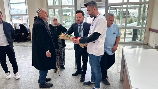 Silvan'da Yaşlılar Haftası'nda hastaneye gelen yaşlılar yalnız bırakılmadı