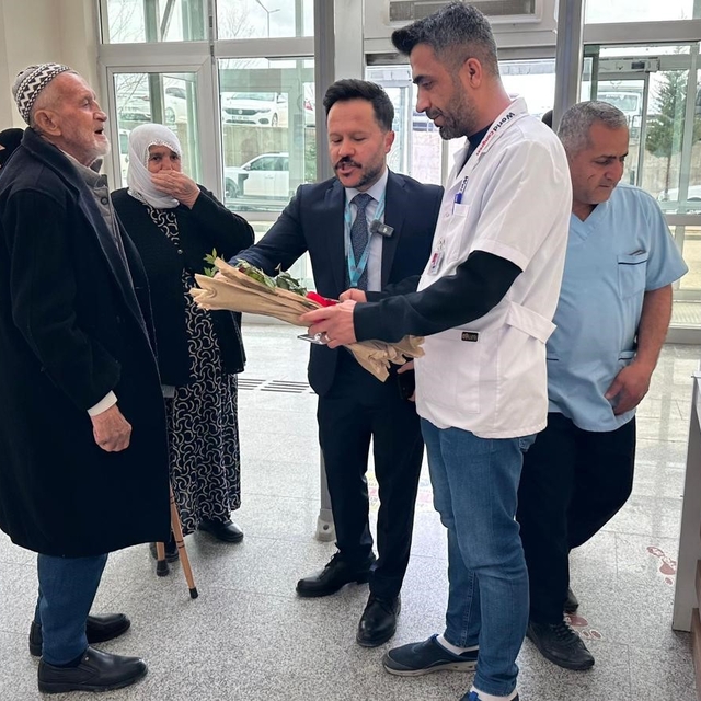 Silvan'da Yaşlılar Haftası'nda hastaneye gelen yaşlılar yalnız bırakılmadı