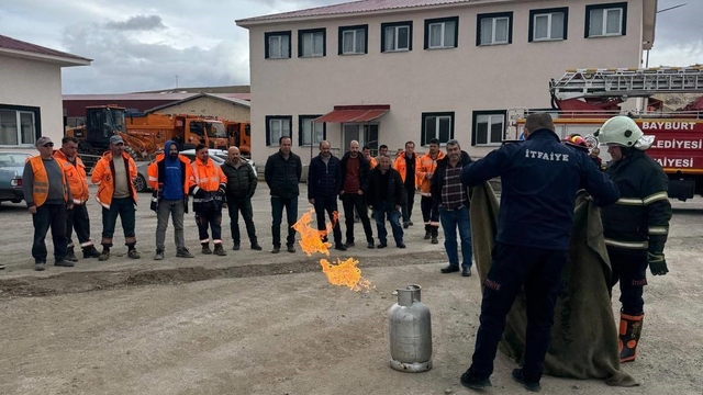 Bayburt'ta Karayolları personeli yangın eğitiminden geçti